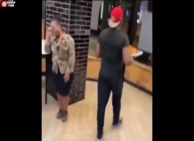 Video :Thug steals entire tray of chicken from store